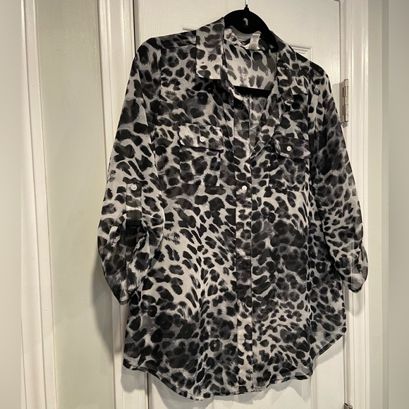 Ambiance Apparel Size M 3/4 Tab Sleeve Sheer Button Down Snow Leopard Print Top - Picture 5 of 12